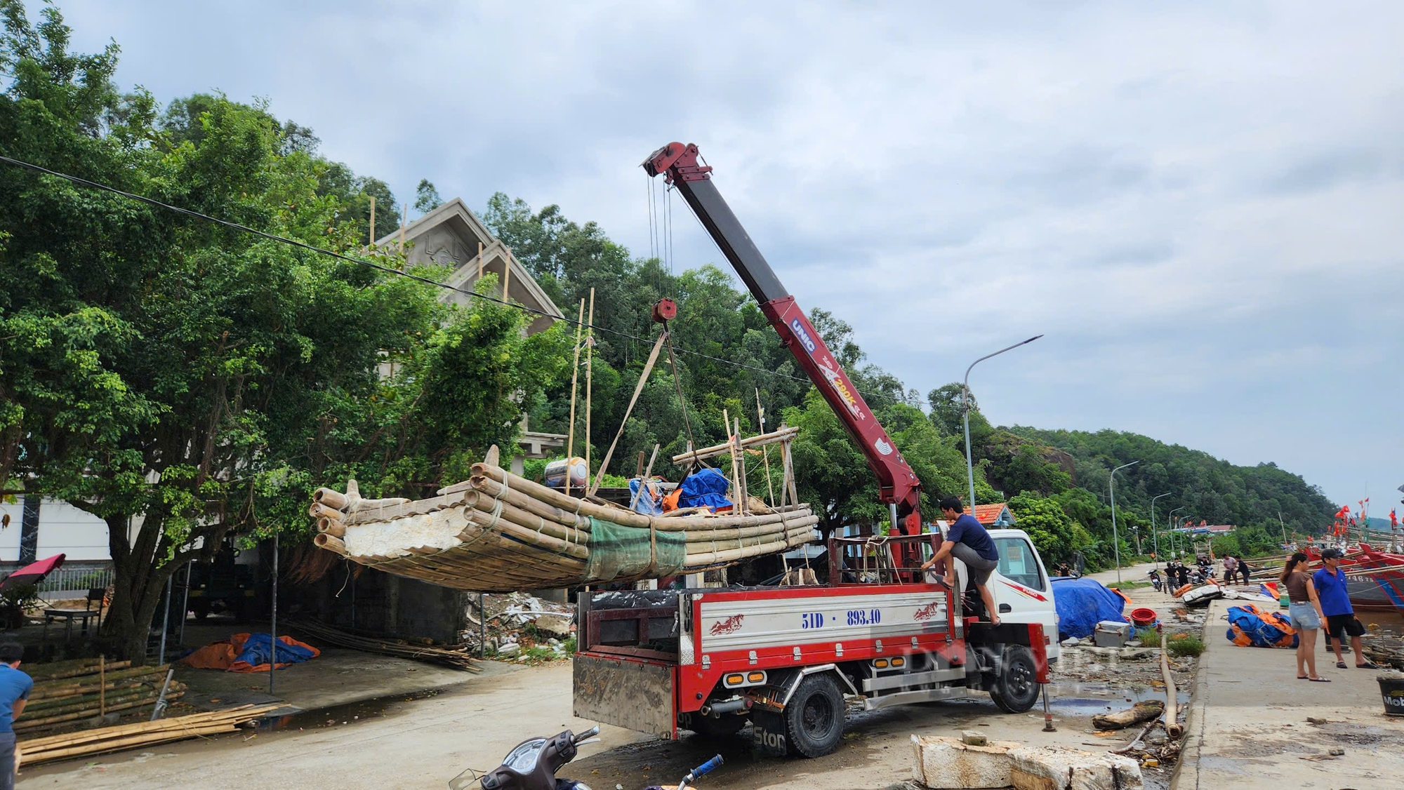 Thanh Hóa: Người dân ven biển hối hả ứng phó với bão số 3 - Ảnh 2.