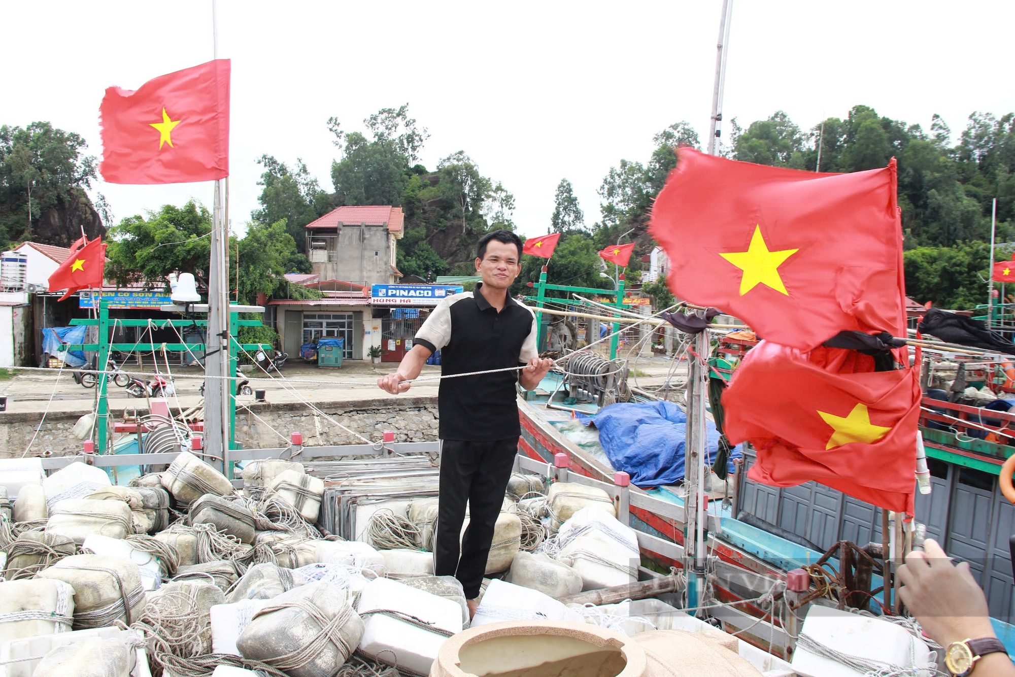 Thanh Hóa: Người dân ven biển hối hả ứng phó với bão số 3 - Ảnh 5.