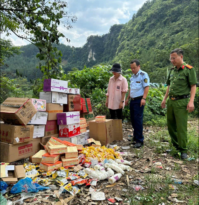 Lai Châu: Xử phạt 10 triệu đồng và tiêu hủy lô bánh trung thu không rõ nguồn gốc- Ảnh 2.