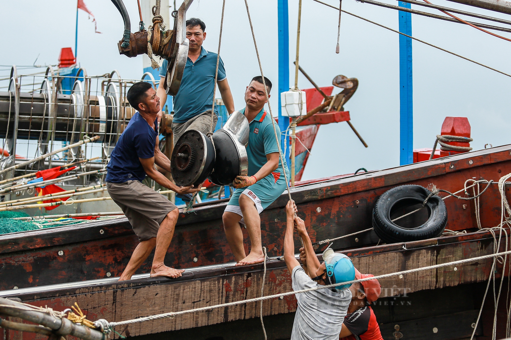 Ngư dân Nam Định đằm mình trong nước để chằng buộc tàu thuyền đối phó siêu bão Yagi- Ảnh 7.