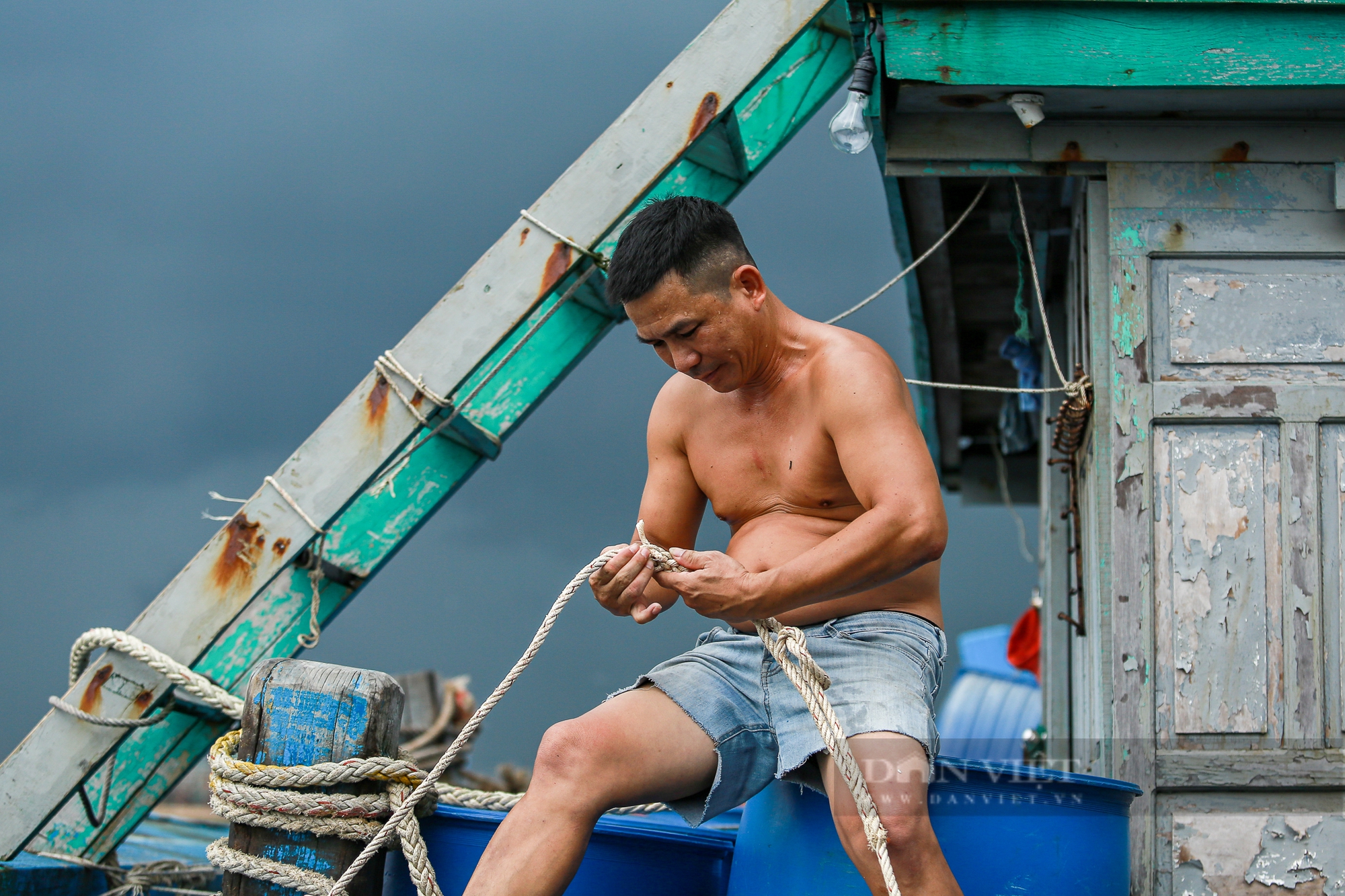 Ngư dân Nam Định đằm mình trong nước để chằng buộc tàu thuyền đối phó siêu bão Yagi- Ảnh 9.