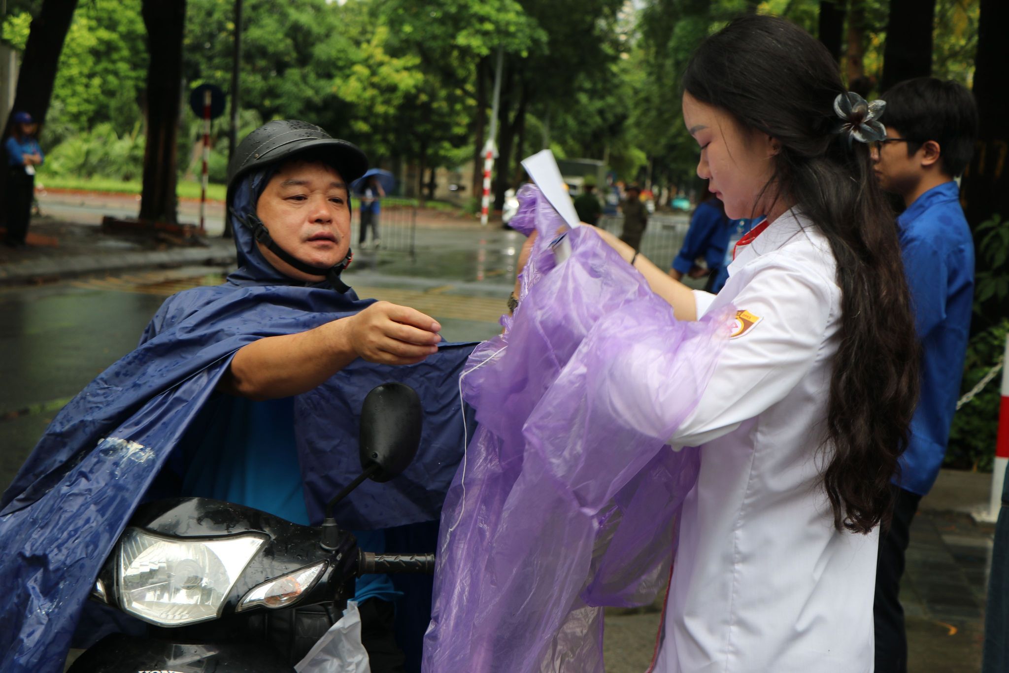 Hà Nội và loạt tỉnh, thành thông báo "khẩn" nghỉ học tránh siêu bão số 3 (Yagi), kể cả học thêm- Ảnh 1.