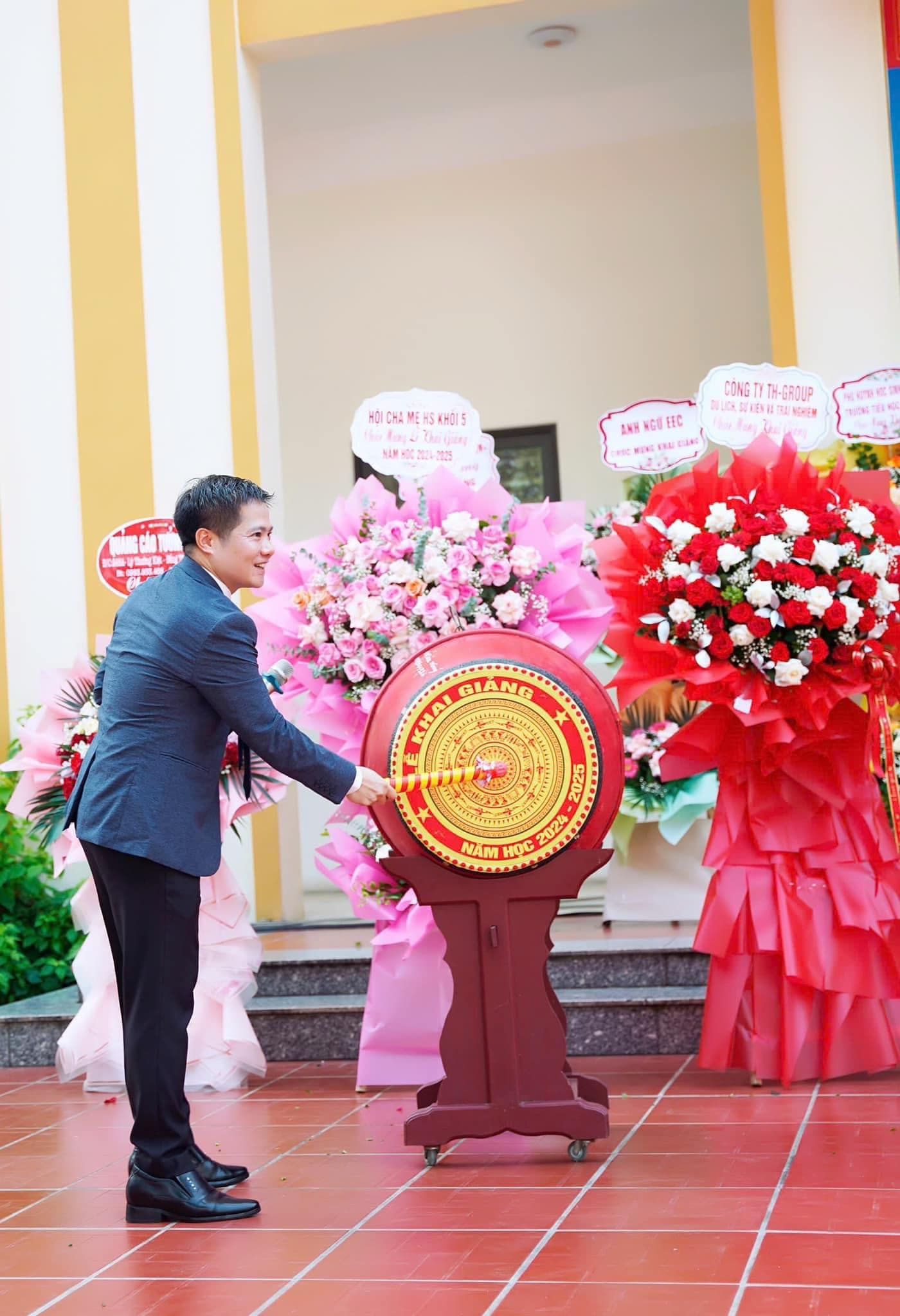 Thầy hiệu trưởng tiết lộ lý do nhảy cùng học sinh toàn trường trong ngày khai giảng khiến ai cũng phấn khích- Ảnh 2.