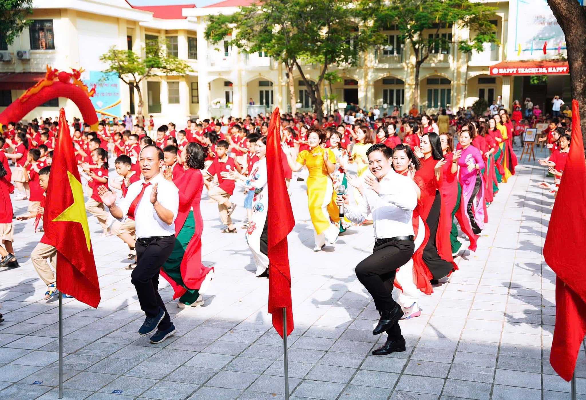 Thầy hiệu trưởng tiết lộ lý do nhảy cùng học sinh toàn trường trong ngày khai giảng khiến ai cũng phấn khích- Ảnh 1.