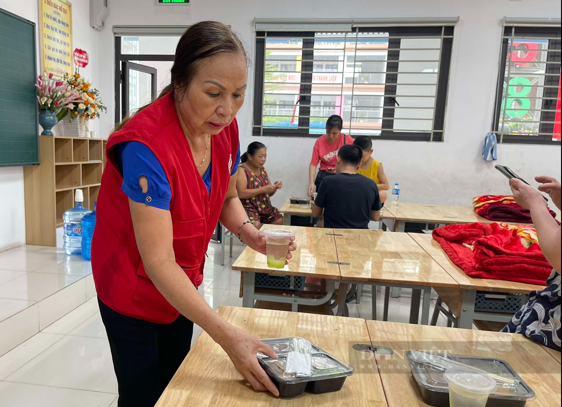 Bữa cơm đoàn tụ hiếm hoi của cả gia đình ở Hà Nội di dời khẩn để tránh bão Yagi - Ảnh 3.