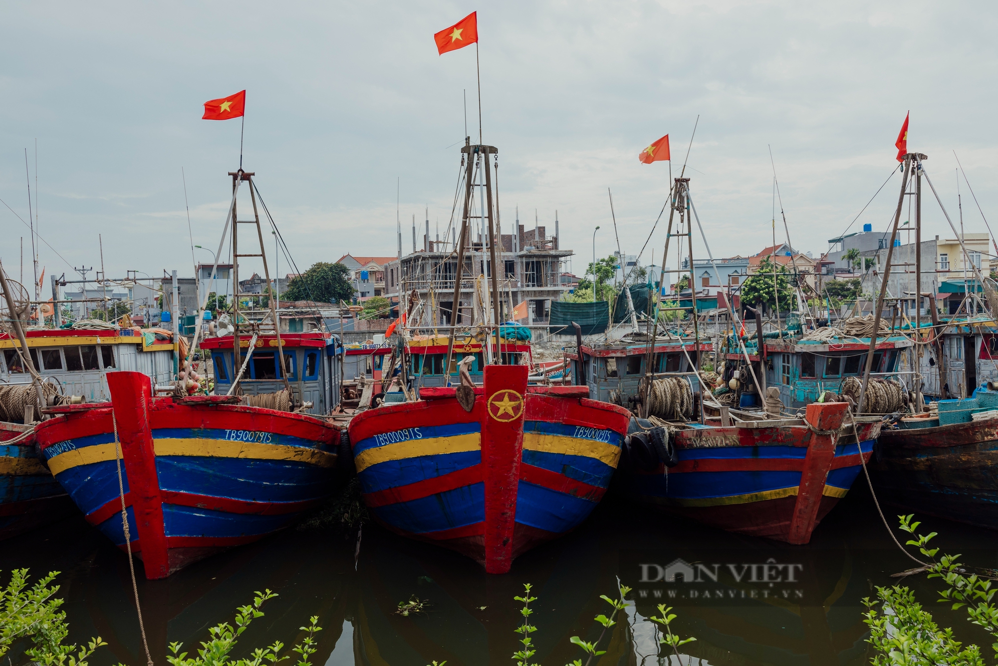 Thái Bình: Ngư dân làng chài hối hả chằng néo tàu thuyền chạy bão Yagi - Ảnh 10.