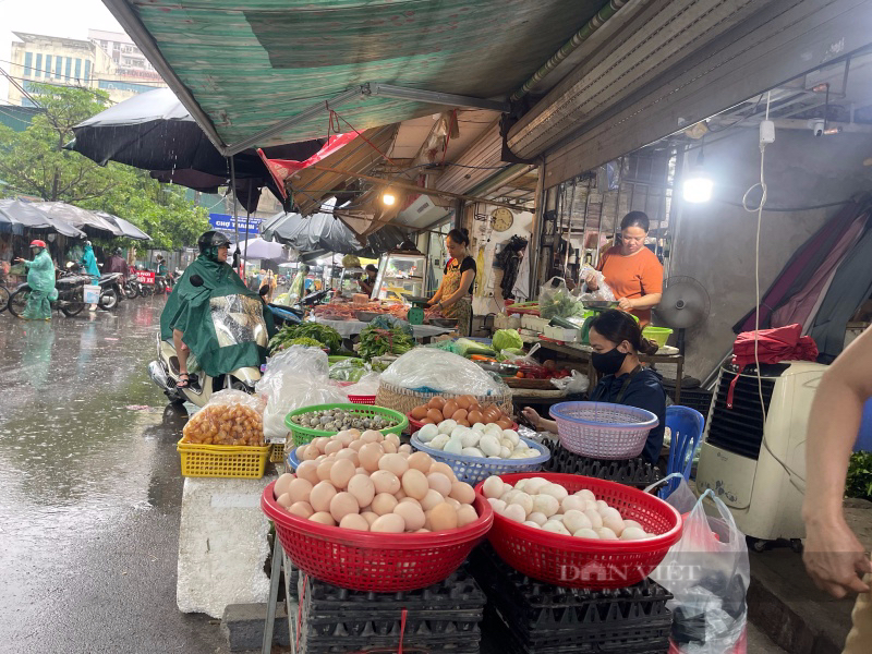 Siêu thị, chợ Hà Nội dồi dào thực phẩm trước giờ bão số 3 Yagi đổ bộ, người dân thoả sức mua sắm - Ảnh 1.