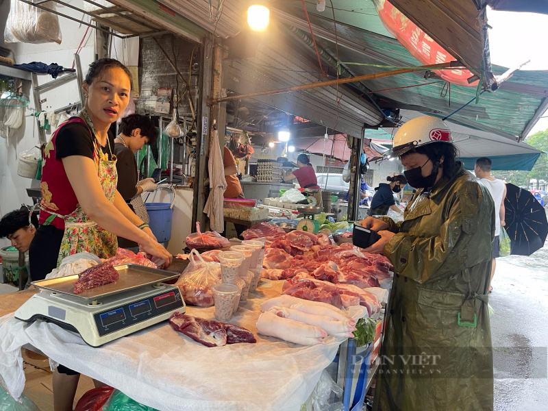 Siêu thị, chợ Hà Nội dồi dào thực phẩm trước giờ bão số 3 Yagi đổ bộ, người dân thoả sức mua sắm - Ảnh 2.