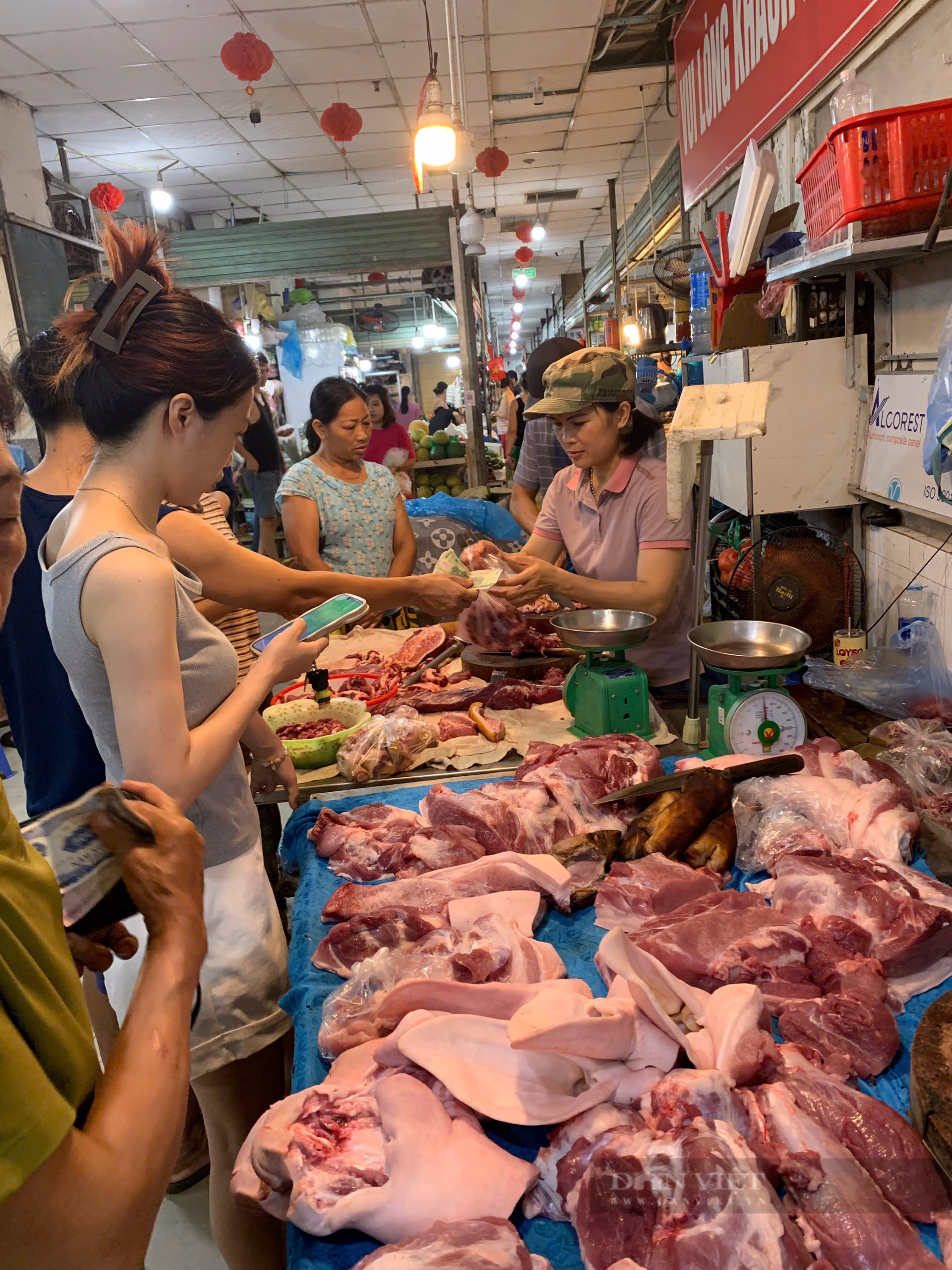 Siêu thị, chợ Hà Nội dồi dào thực phẩm trước giờ bão số 3 Yagi đổ bộ, người dân thoả sức mua sắm - Ảnh 3.