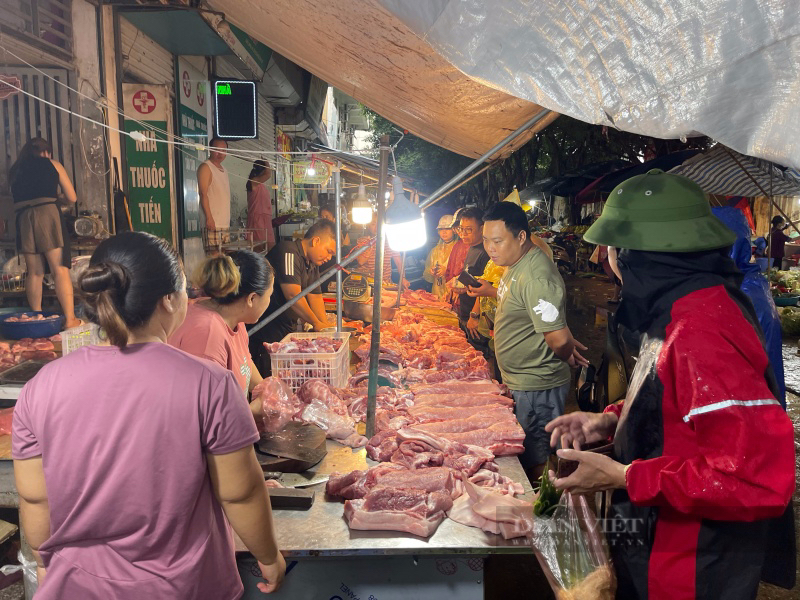 Siêu thị, chợ Hà Nội dồi dào thực phẩm trước giờ bão số 3 Yagi đổ bộ, người dân thoả sức mua sắm - Ảnh 6.