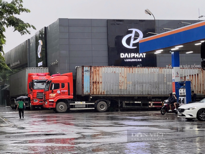 Người Hà Nội dùng xe container chặn cửa ngăn gió, bàn ghế chặn tầng hầm chống bão số 3 Yagi - Ảnh 3.