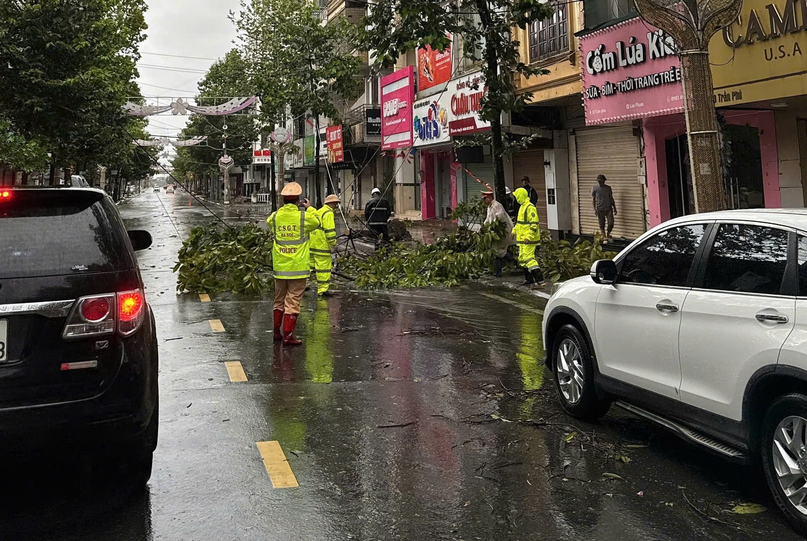 Cập nhật bão Yagi ngày 7/9: Hải Phòng, Quảng Ninh mất điện diện rộng khi bão đổ bộ vào - Ảnh 42.