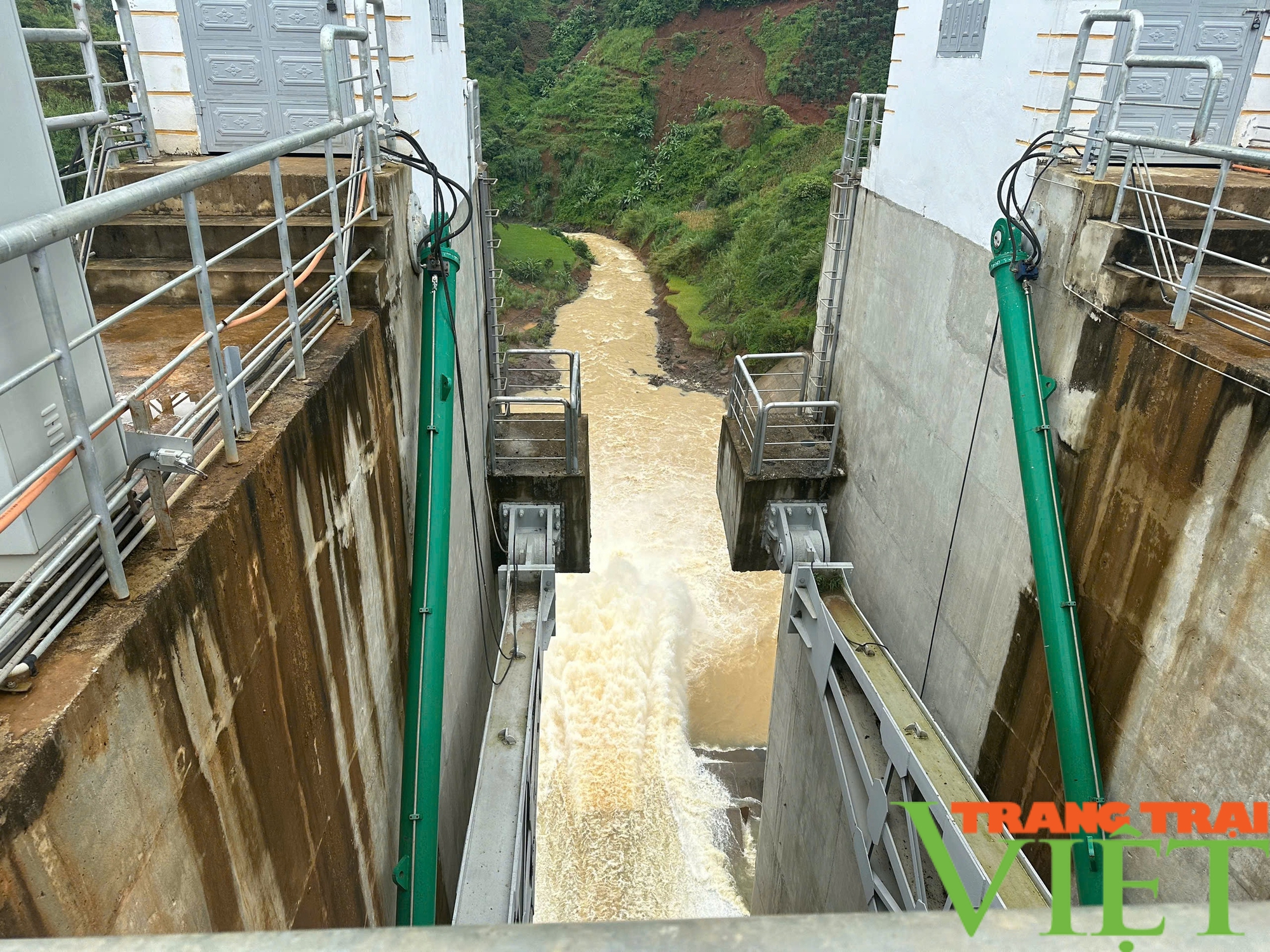 Phó Chủ tịch UBND tỉnh Sơn La kiểm tra công tác ứng phó hoàn lưu cơn bão số 3 - Ảnh 4.