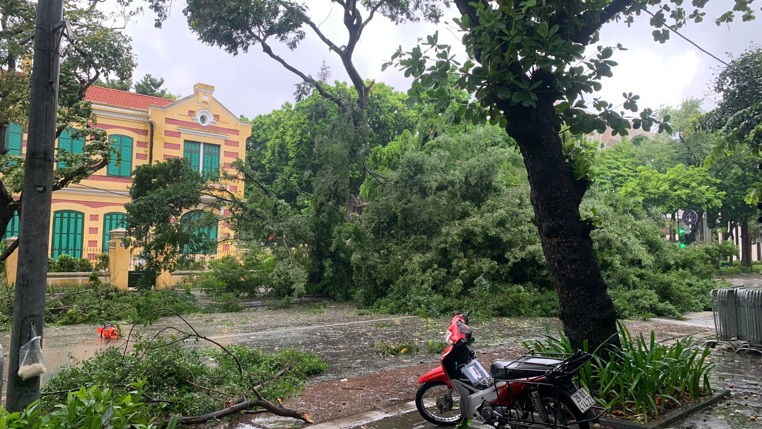 Cập nhật bão Yagi ngày 7/9: Hải Phòng, Quảng Ninh mất điện diện rộng khi bão đổ bộ vào - Ảnh 9.