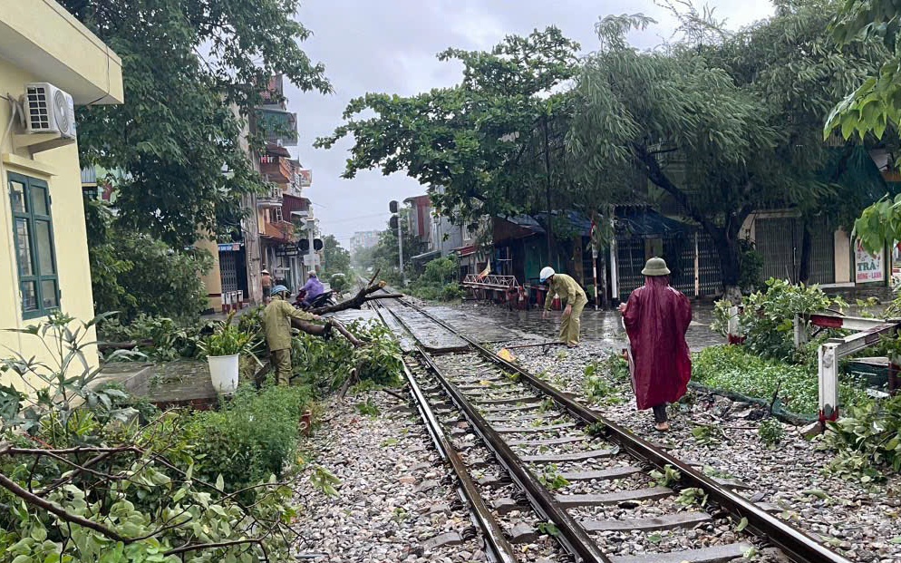 Siêu bão Yagi: Cận cảnh đường sắt trắng đêm nỗ lực đưa tàu hoạt động trở lại - Ảnh 8.