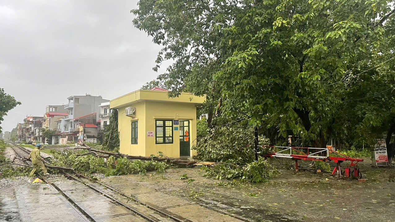 Siêu bão Yagi đi qua, đường sắt thiệt hại lớn vì nhiều chuyến tàu bị huỷ- Ảnh 4.