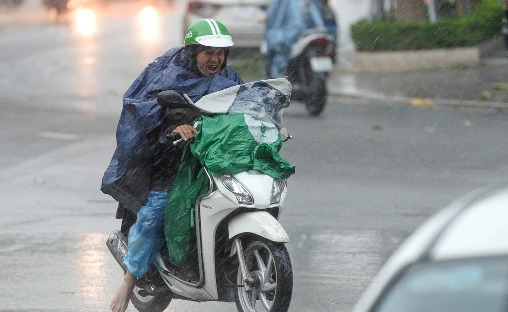 Vài phút nữa, bão đổ bộ trực tiếp vào đất liền, thời gian bão số 3 gây mưa gió mạnh nhất ở Hà Nội?- Ảnh 4.