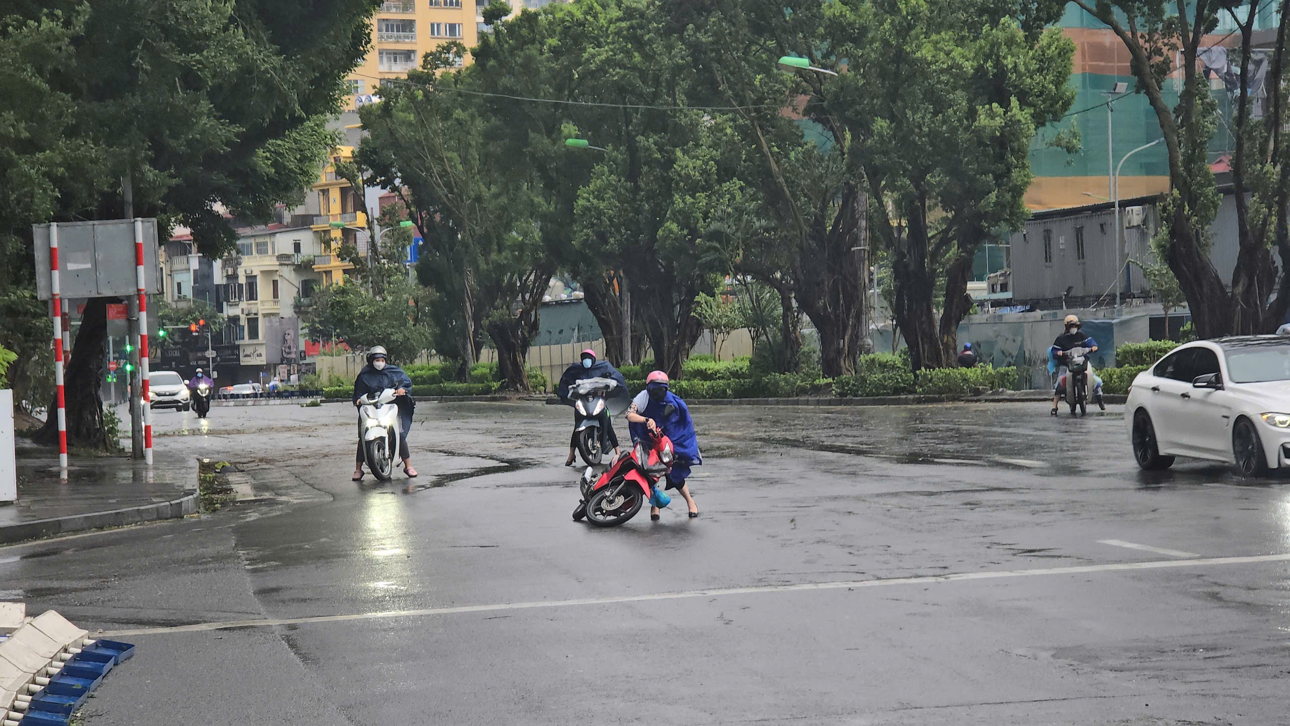 Cập nhật bão Yagi ngày 7/9: Hải Phòng, Quảng Ninh mất điện diện rộng khi bão đổ bộ vào - Ảnh 6.