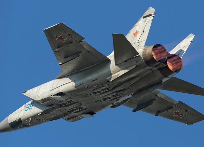 'Quái vật tốc độ' MiG-31BM hiện đại bắt đầu săn đuổi F-16 'bất khả xâm phạm' ở Ukraine - Ảnh 1.