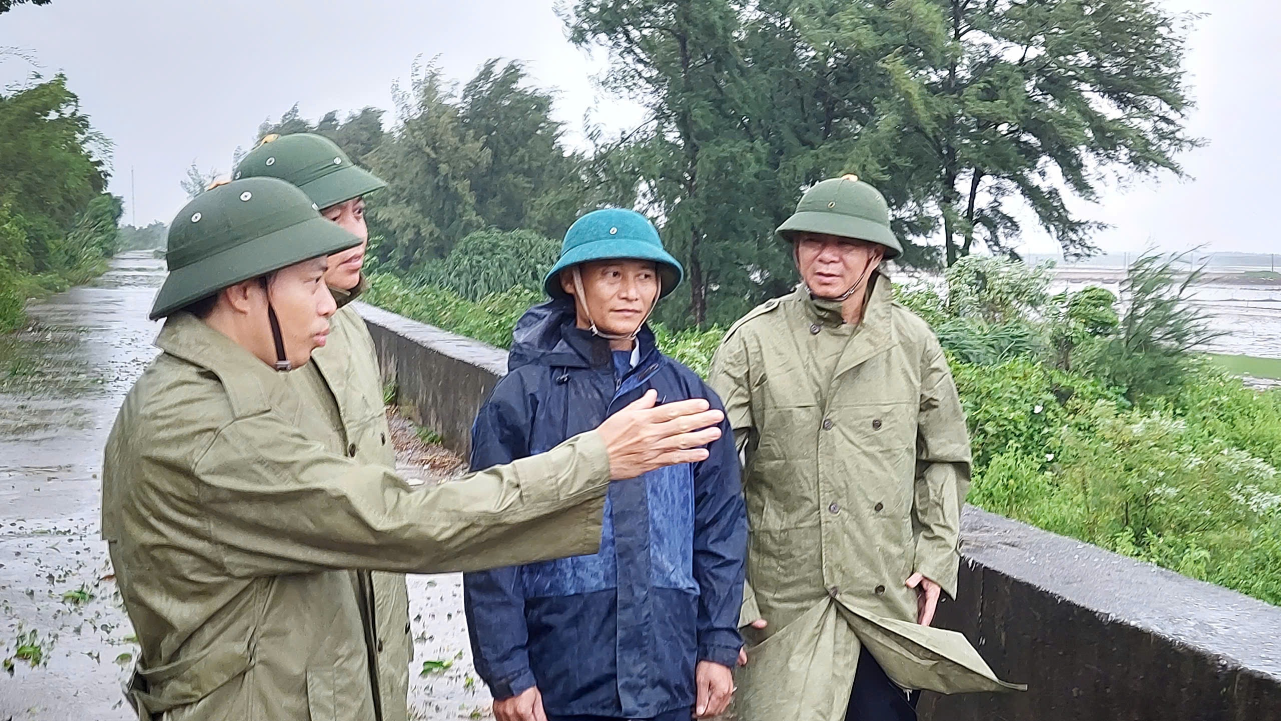 Cập nhật bão Yagi ngày 7/9: Hải Phòng, Quảng Ninh mất điện diện rộng khi bão đổ bộ vào - Ảnh 44.