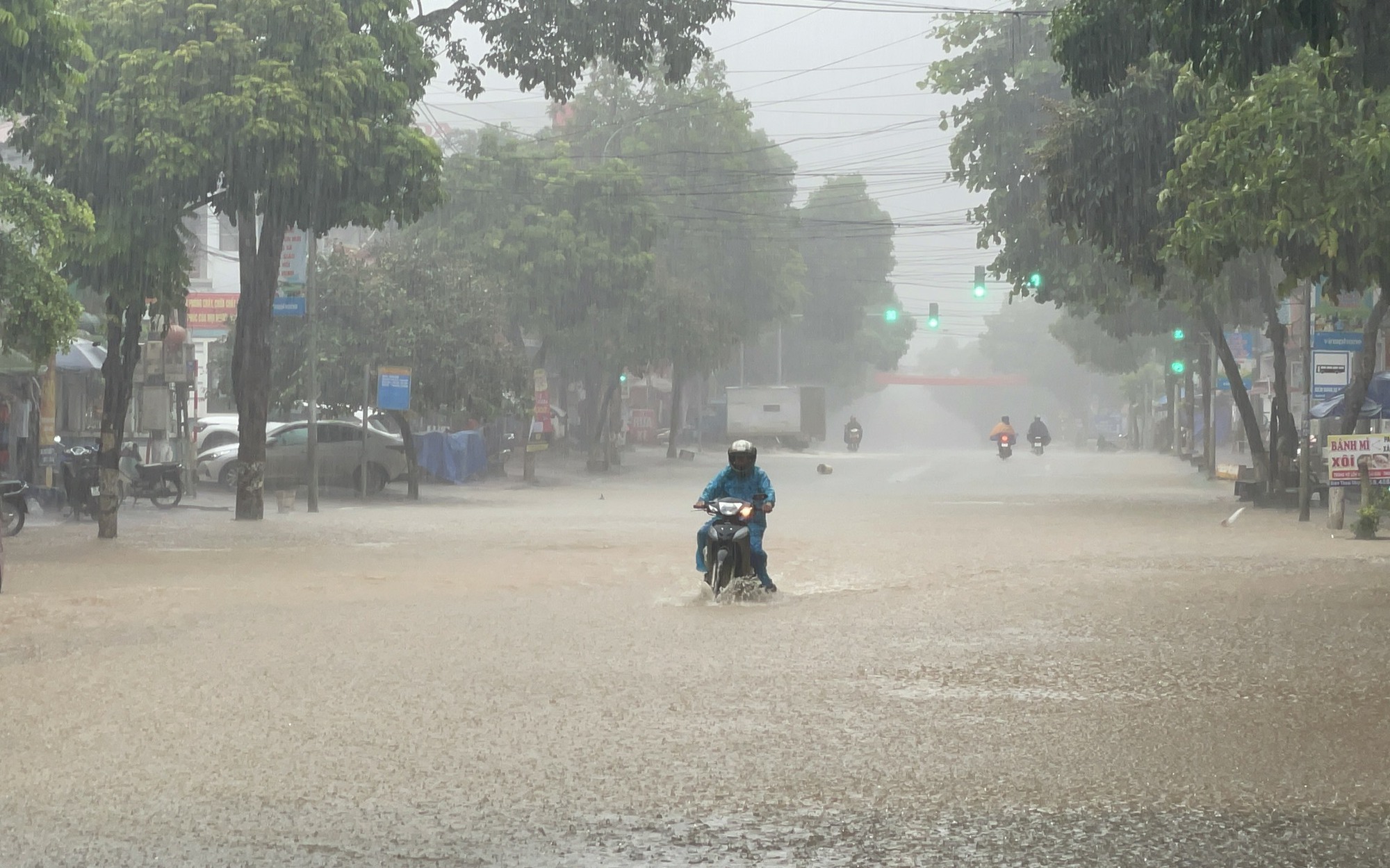 Siêu thị, chợ Hà Nội dồi dào thực phẩm trước giờ bão số 3 Yagi đổ bộ, người dân thoả sức mua sắm - Ảnh 7.