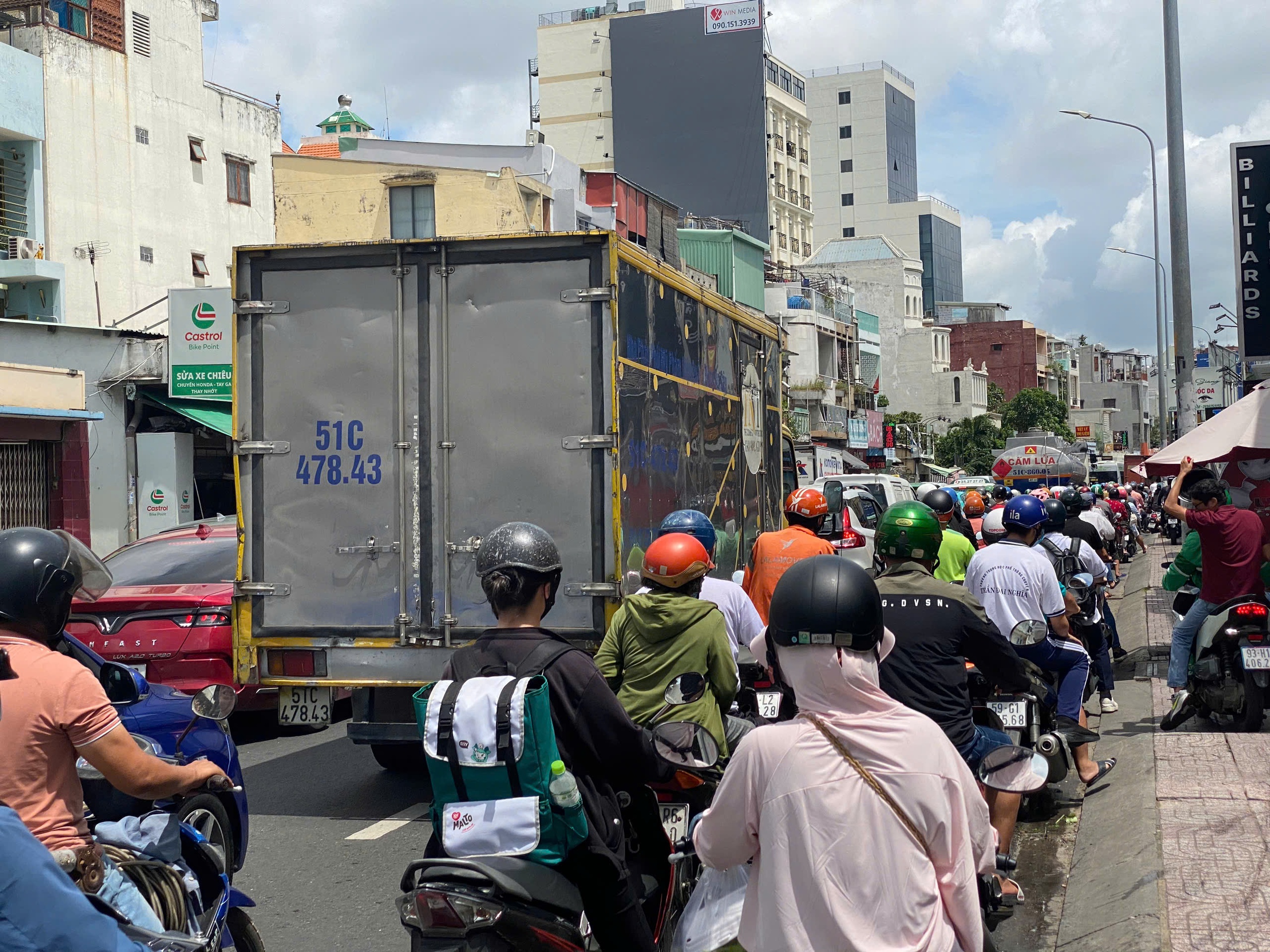 Đường Nguyễn Kiệm ùn tắc nghiêm trọng do xe tải chở đá tông chết bà cụ - Ảnh 3.