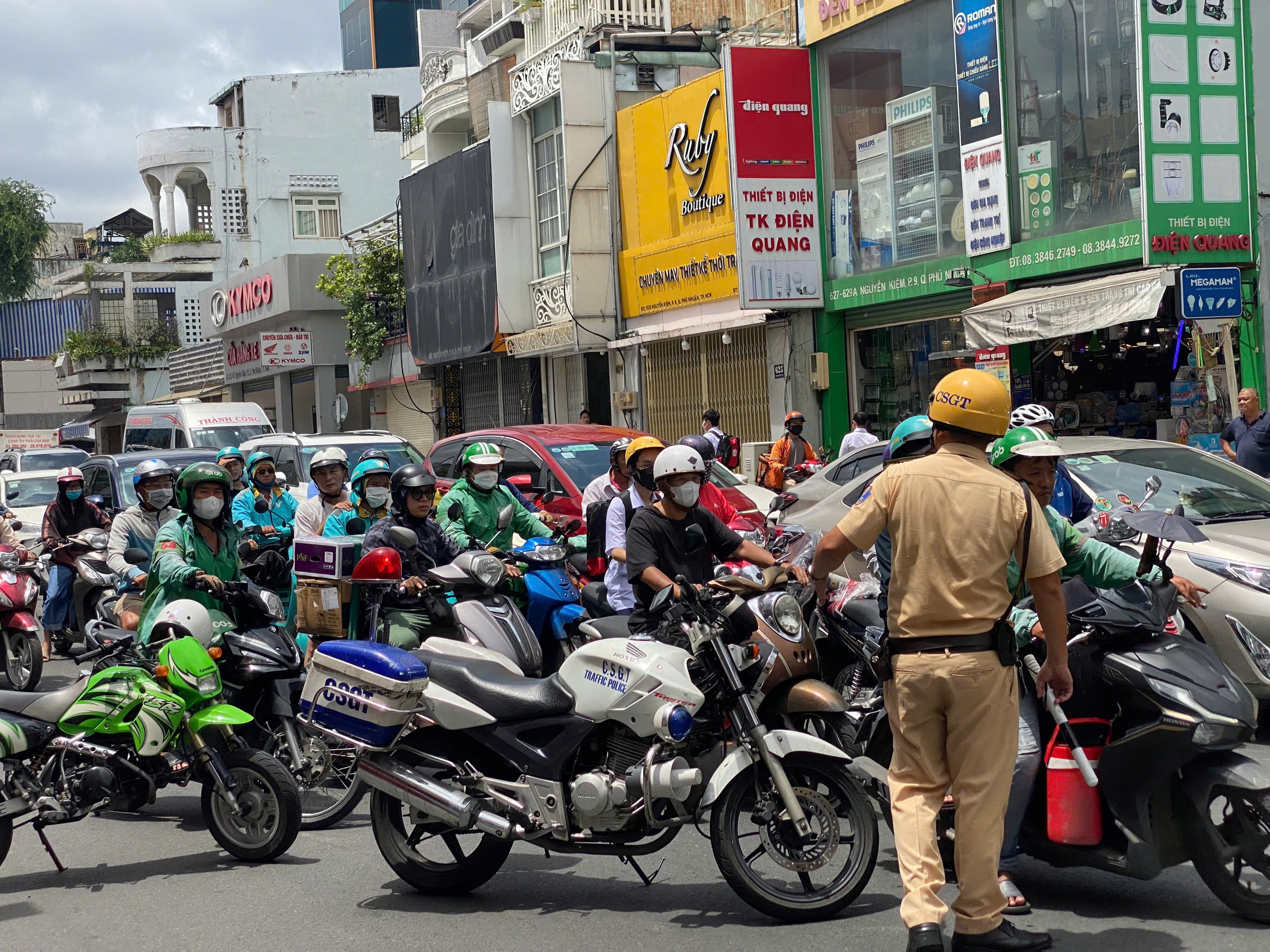 Đường Nguyễn Kiệm ùn tắc nghiêm trọng do xe tải chở đá tông chết bà cụ - Ảnh 2.