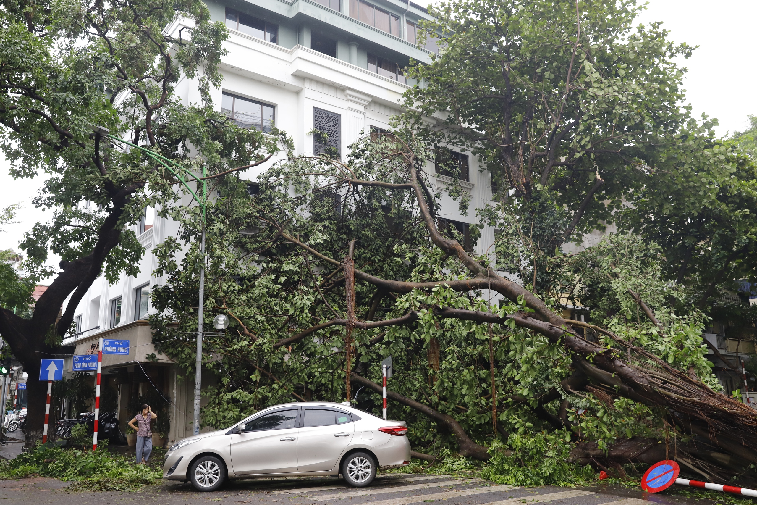 Nhiều công trình, nhà cửa tại Hà Nội bị tàn phá nặng nề sau cơn bão lịch sử Yagi - Ảnh 11.