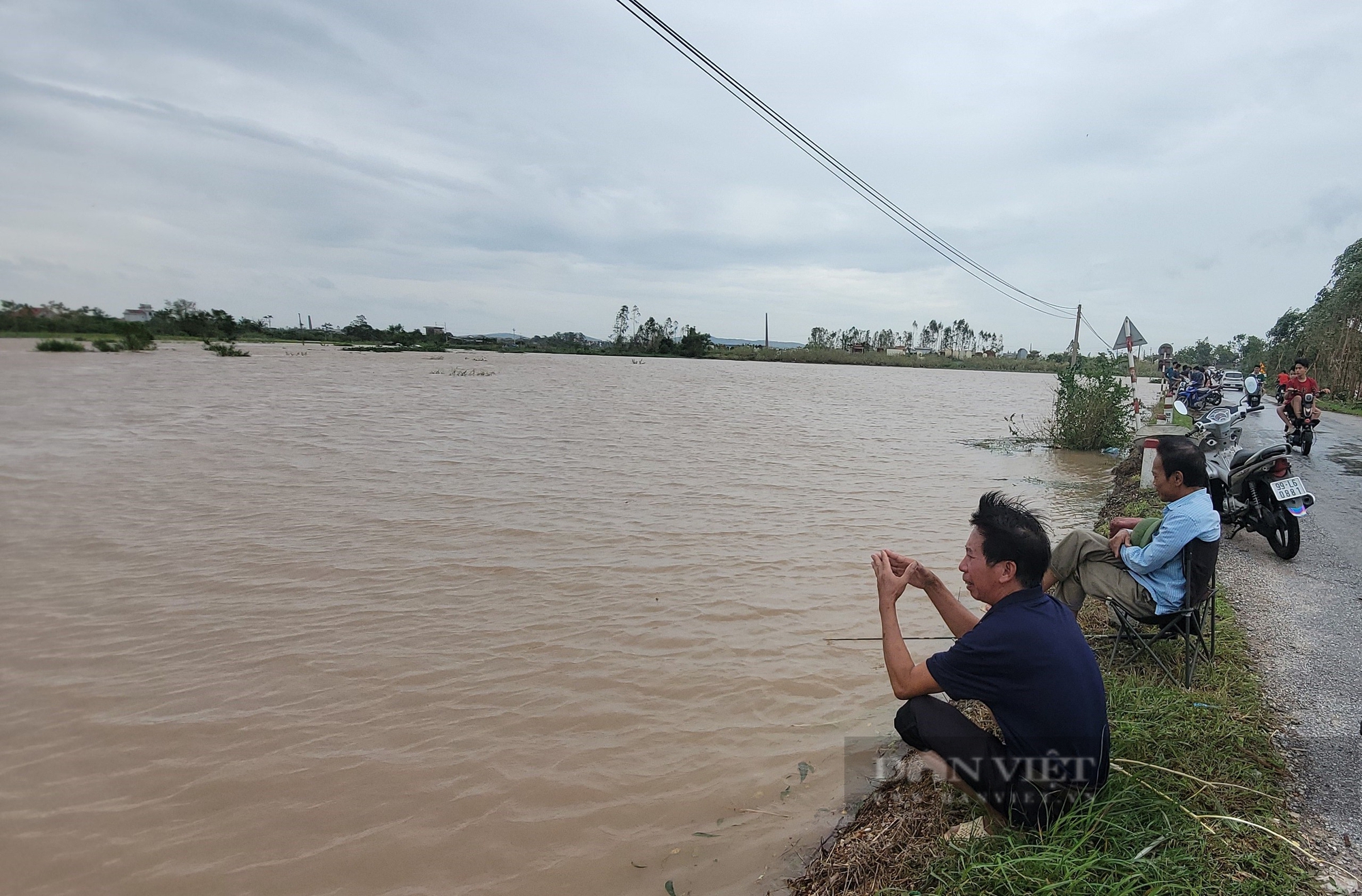 Ông nông dân ở Chí Linh - Hải Dương buồn thiu xem câu cá trên cánh đồng bị ngập do bão số 3 gây ra- Ảnh 1.