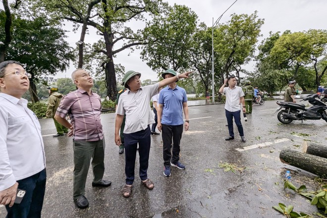 Chủ tịch Hà Nội: Ưu tiên khôi phục giao thông sau bão Yagi  - Ảnh 1.