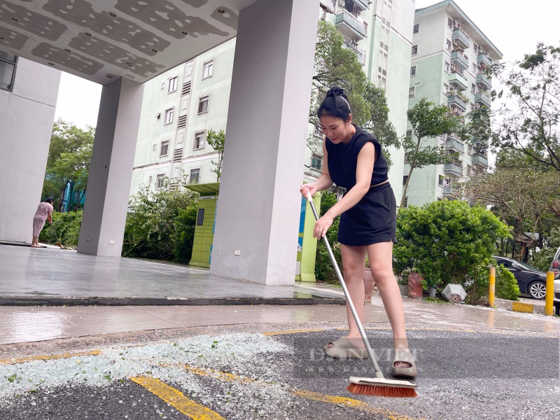 Cư dân Hà Nội dọn mảnh kính vỡ, vệ sinh nhà cửa sau bão Yagi: "Chưa bao giờ thấy cơn bão nào mạnh như thế" - Ảnh 8.