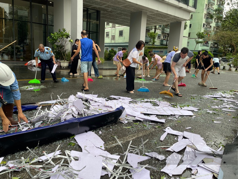 Cư dân Hà Nội dọn mảnh kính vỡ, vệ sinh nhà cửa sau bão Yagi: "Chưa bao giờ thấy cơn bão nào mạnh như thế" - Ảnh 1.