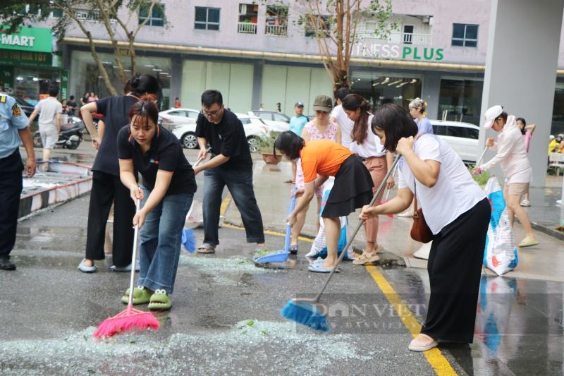 Cư dân Hà Nội dọn mảnh kính vỡ, vệ sinh nhà cửa sau bão Yagi: "Chưa bao giờ thấy cơn bão nào mạnh như thế" - Ảnh 2.