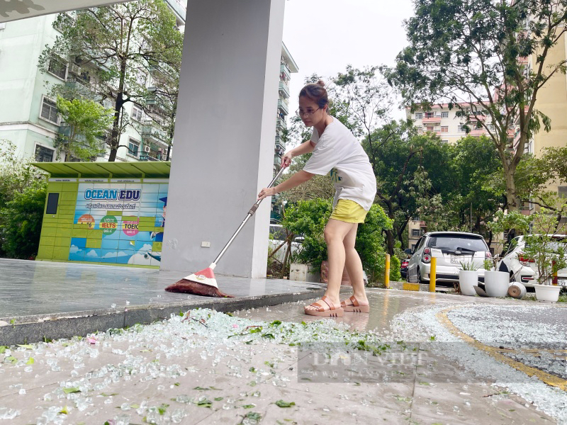 Cư dân Hà Nội dọn mảnh kính vỡ, vệ sinh nhà cửa sau bão Yagi: "Chưa bao giờ thấy cơn bão nào mạnh như thế" - Ảnh 3.