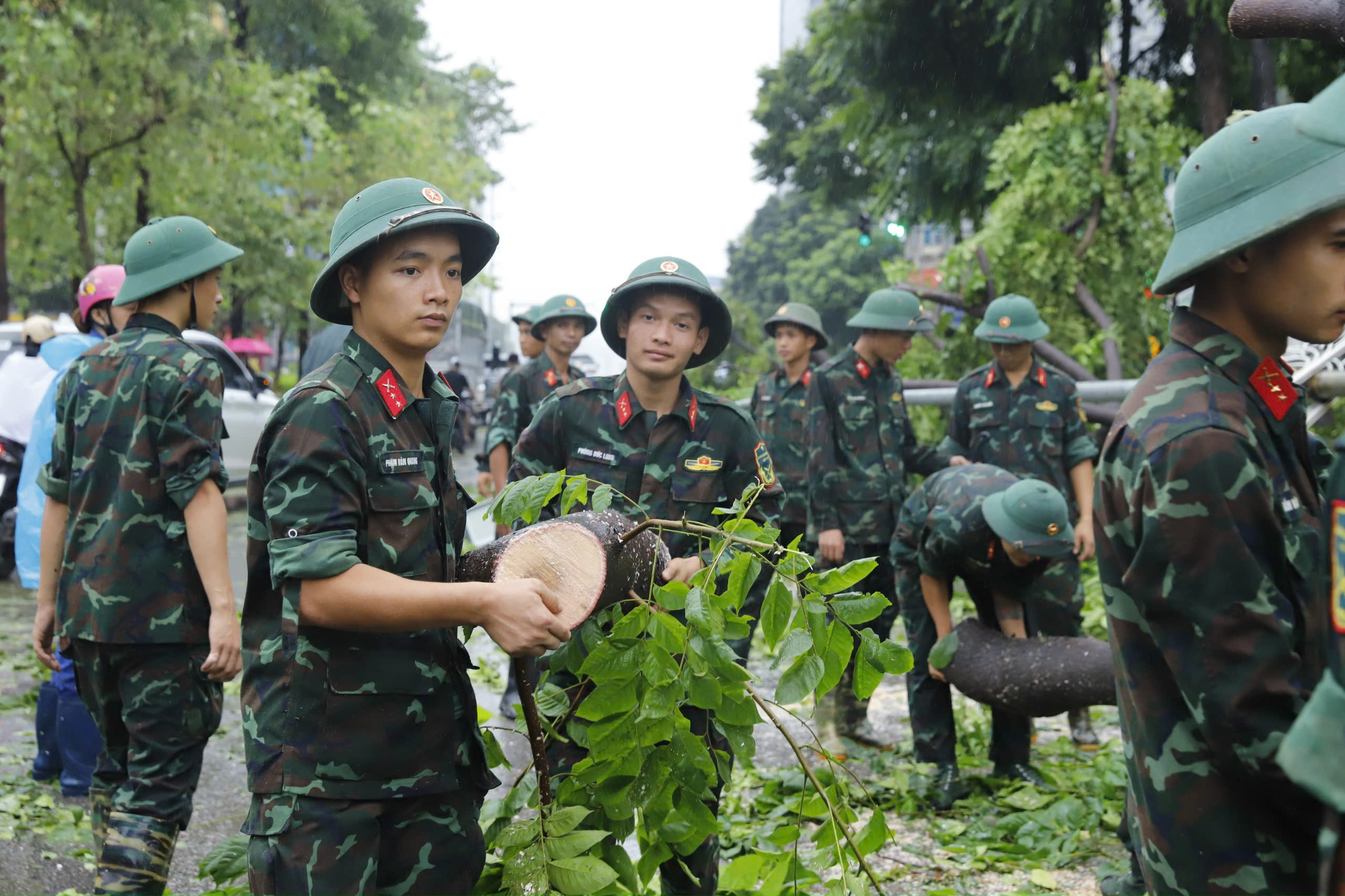 Đường sá Hà Nội “tê liệt" do cây đổ, hoa màu hư hại nặng - Ảnh 5.