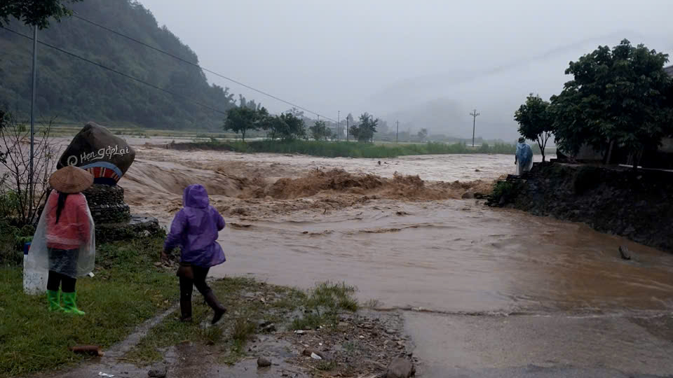 Sơn La: Nhiều tuyến đường giao thông bị hư hỏng năng do bão số 3, ước tính thiệt hại trên 1 tỷ đồng  - Ảnh 4.