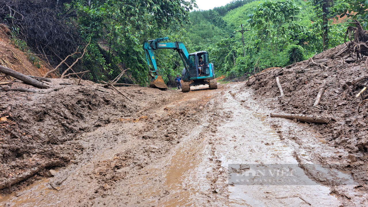 Tỉnh lộ 433 ở Hòa Bình bị sạt lở nghiêm trọng, gây ách tắc giao thông cục bộ- Ảnh 2.