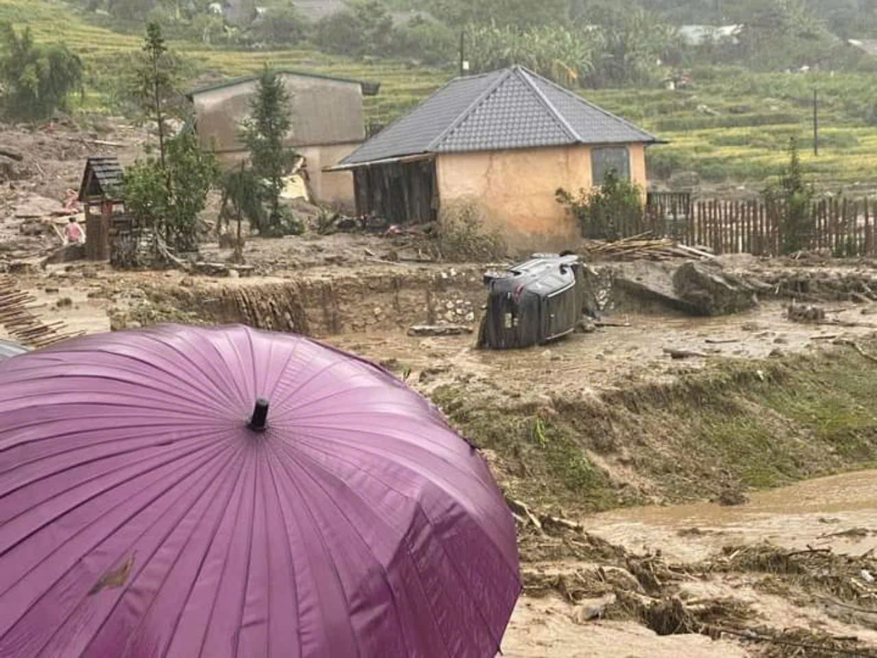 Lào Cai: Mưa lũ sau bão số 3 gây thiệt hại nặng nề về người, tài sản- Ảnh 1.