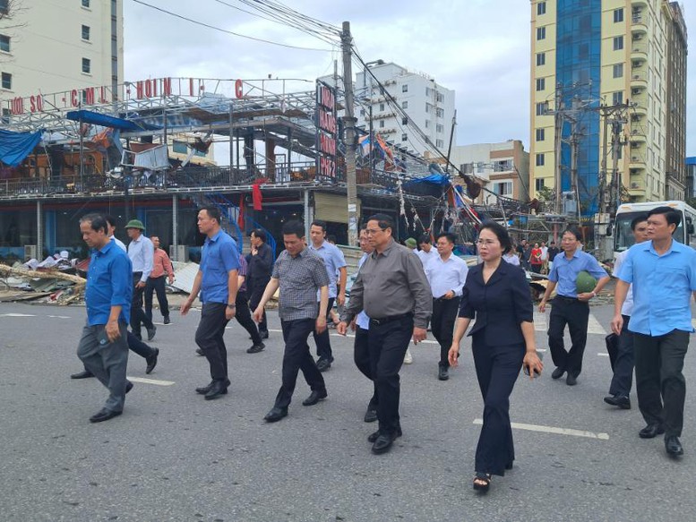 Sau cuộc họp khẩn, Thủ tướng Phạm Minh Chính về nơi tâm bão đổ bộ, chỉ đạo khắc phục hậu quả  - Ảnh 1.