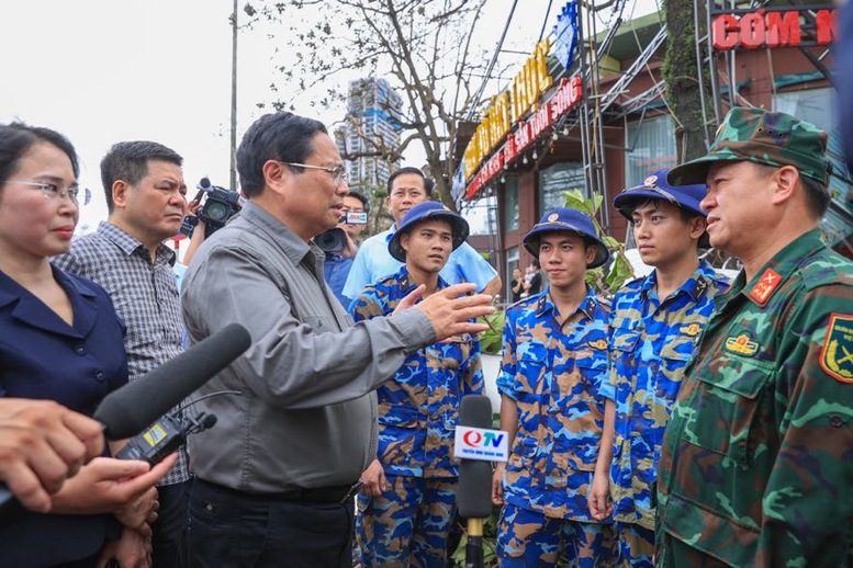 Sau cuộc họp khẩn, Thủ tướng Phạm Minh Chính về nơi tâm bão đổ bộ, chỉ đạo khắc phục hậu quả  - Ảnh 2.