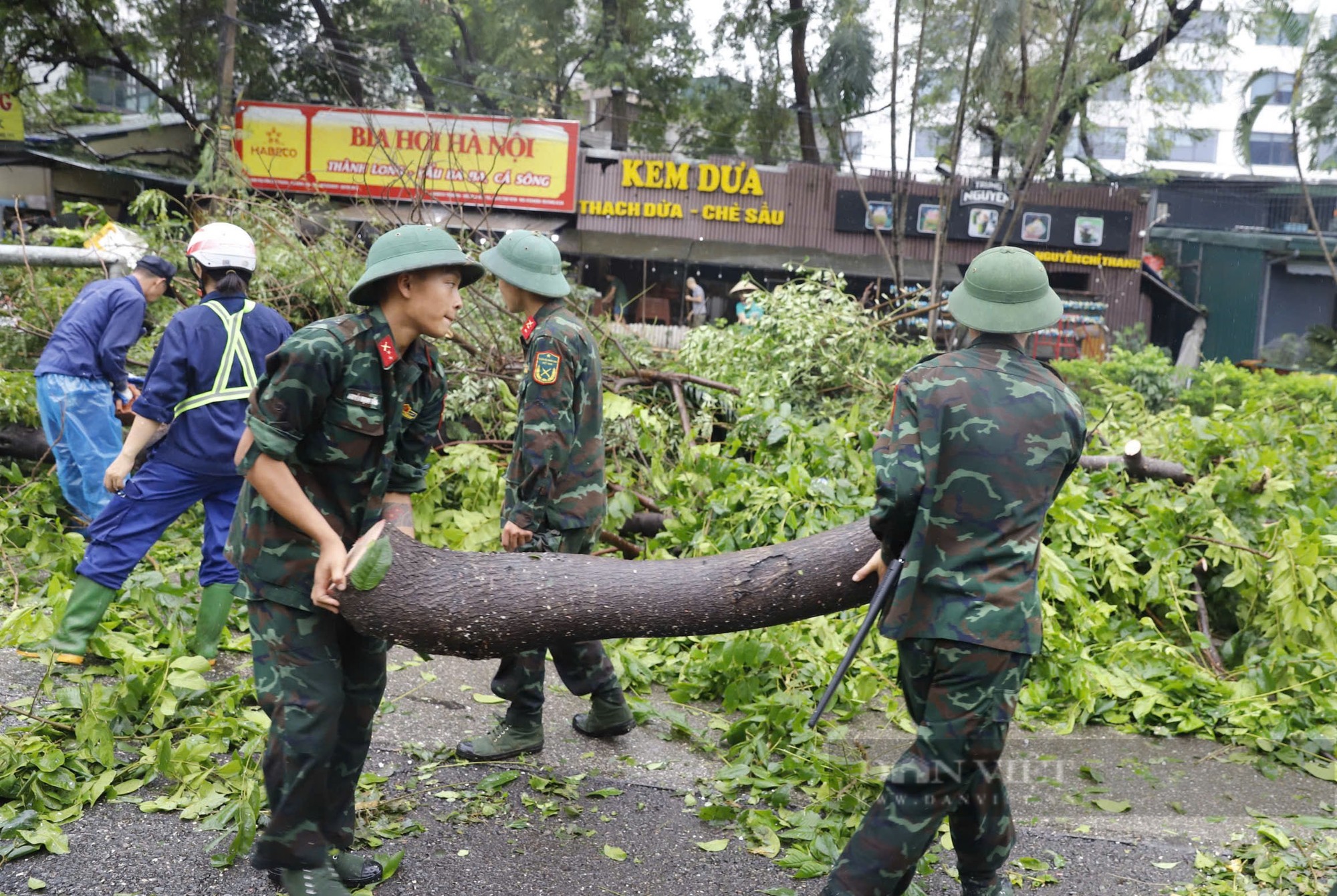 Tượng đài Cảm tử bị cây xanh đè trúng, đường phố Hà Nội rợp bóng bộ đội- Ảnh 9.