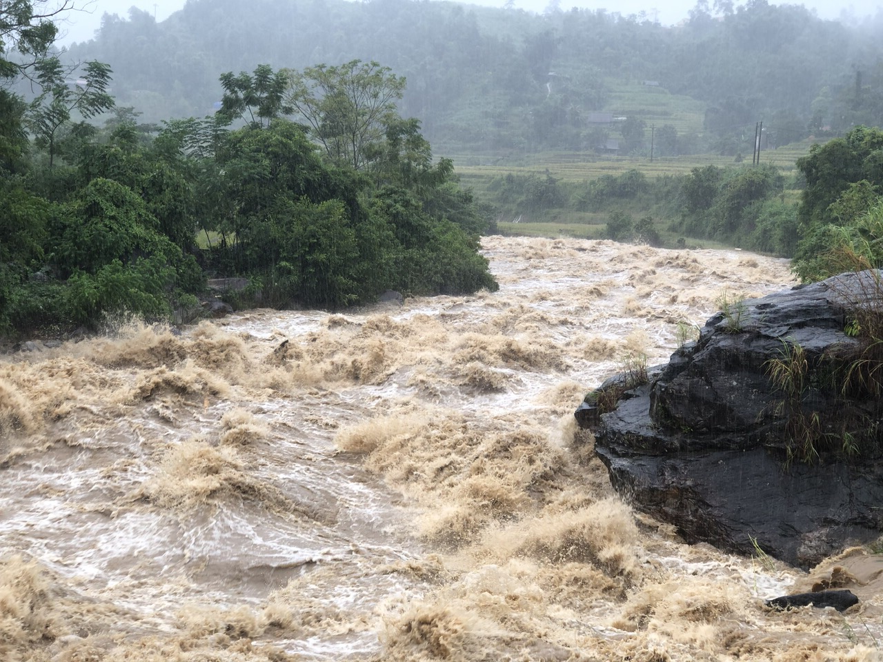 Trưởng thôn người Mông ở Lào Cai bị lũ cuốn trôi mất tích khi giúp dân phòng chống bão lũ - Ảnh 1.