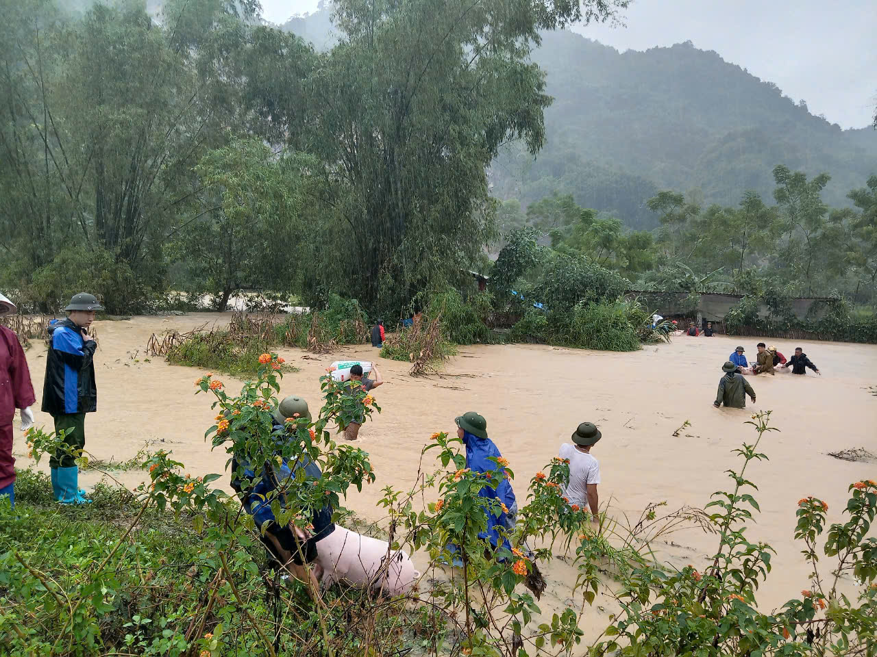 Mưa lớn kèm dông lốc kéo dài, nhiều nhà bị cô lập, tỉnh Bắc Kạn ước tính thiệt hại 98 tỷ đồng- Ảnh 2.