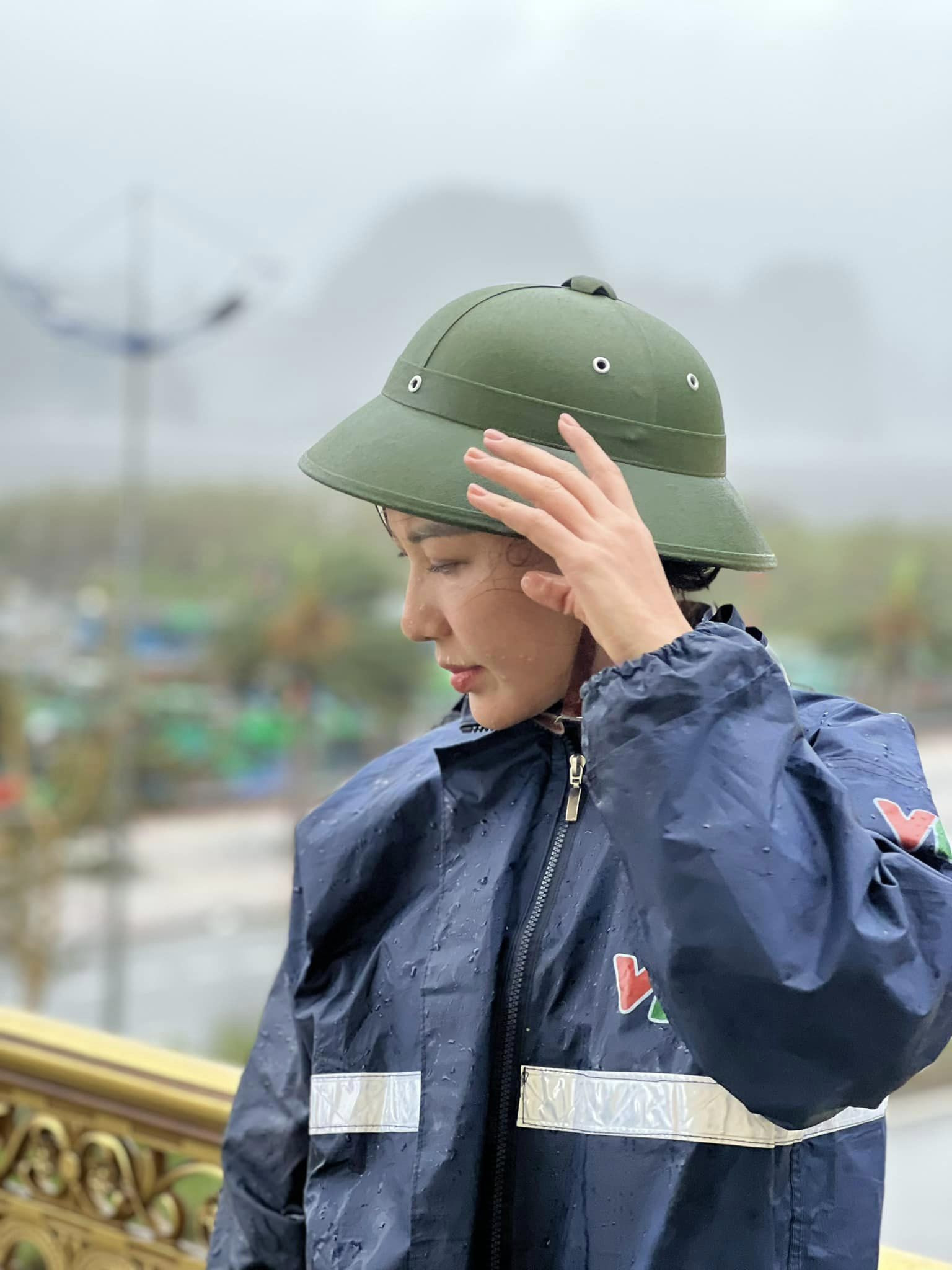 "Người đẹp thời tiết" Quỳnh Hoa gồng mình tác nghiệp trong tâm bão, quay phóng sự bằng điện thoại và đèn pin - Ảnh 1.