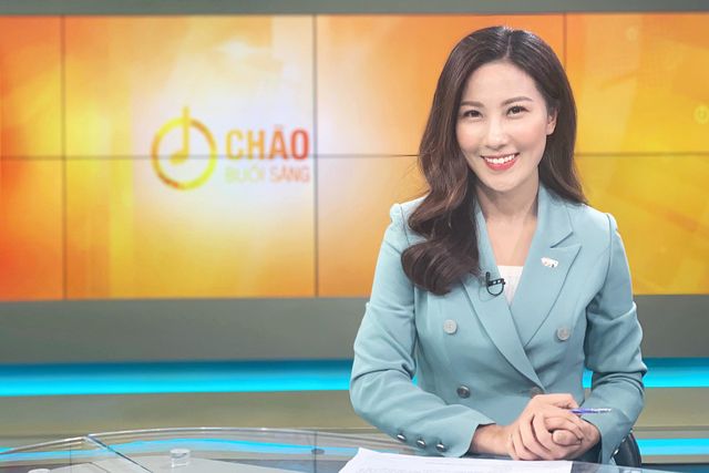 "Người đẹp thời tiết" Quỳnh Hoa gồng mình tác nghiệp trong tâm bão, quay phóng sự bằng điện thoại và đèn pin - Ảnh 4.