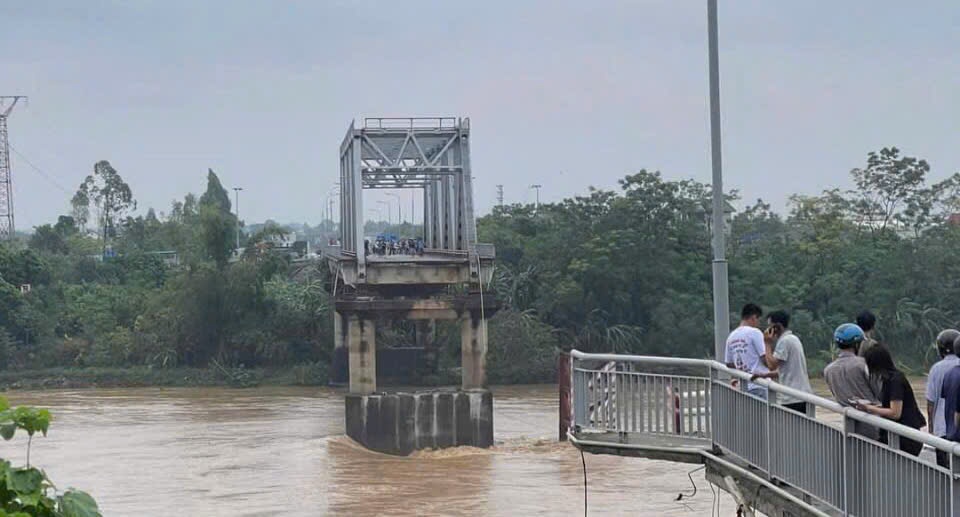 Sập cầu Phong Châu (Phú Thọ), xác định sơ bộ có 8 người mất tích - Ảnh 17.