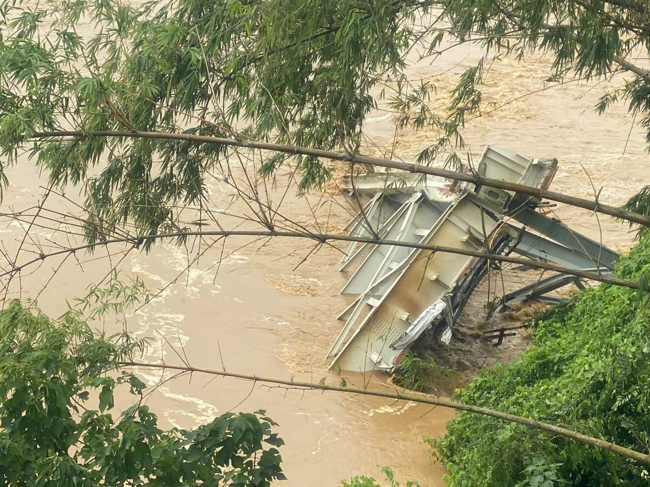 Sập cầu Phong Châu (Phú Thọ), xác định sơ bộ có 8 người mất tích - Ảnh 15.