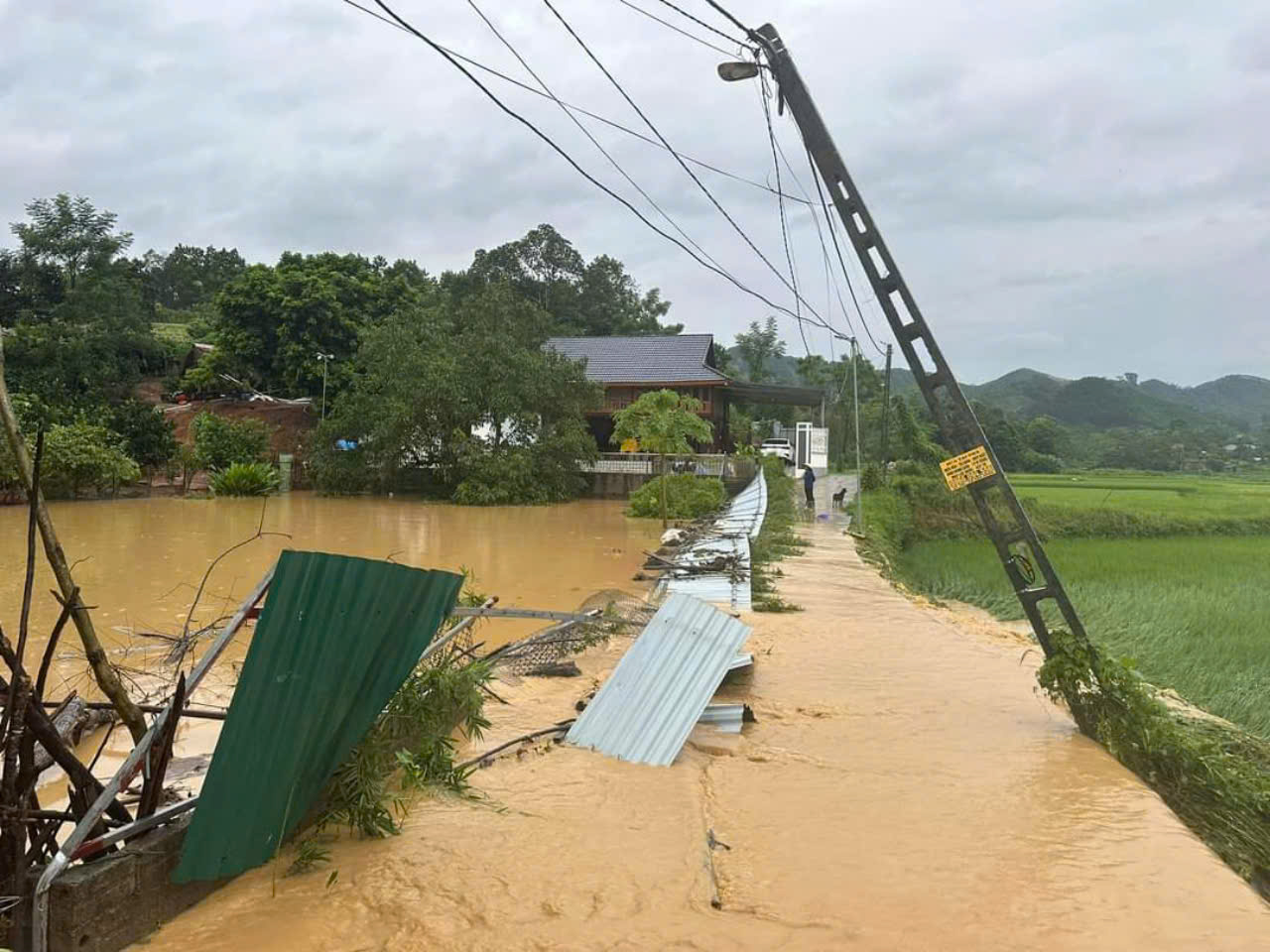 Nước lũ đổ về cuồn cuộn, nhiều nơi ở Thái Nguyên chìm trong biển nước- Ảnh 9.