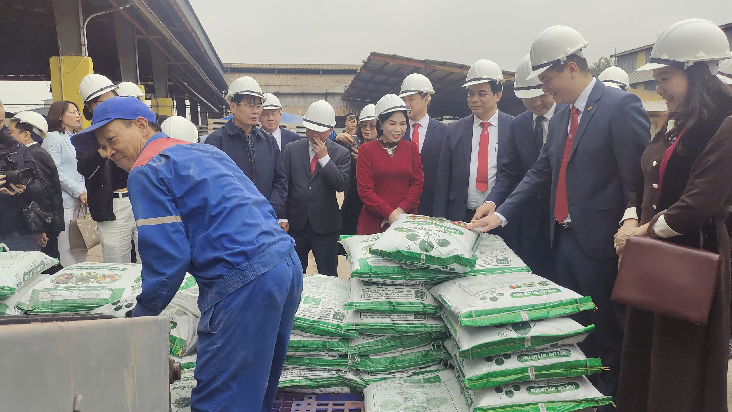 "Ông lớn" Supe Lâm Thao ra mắt 3 sản phẩm phân bón mới, giúp đất khoẻ hơn, bón ít mà cây vẫn lớn nhanh - Ảnh 6.