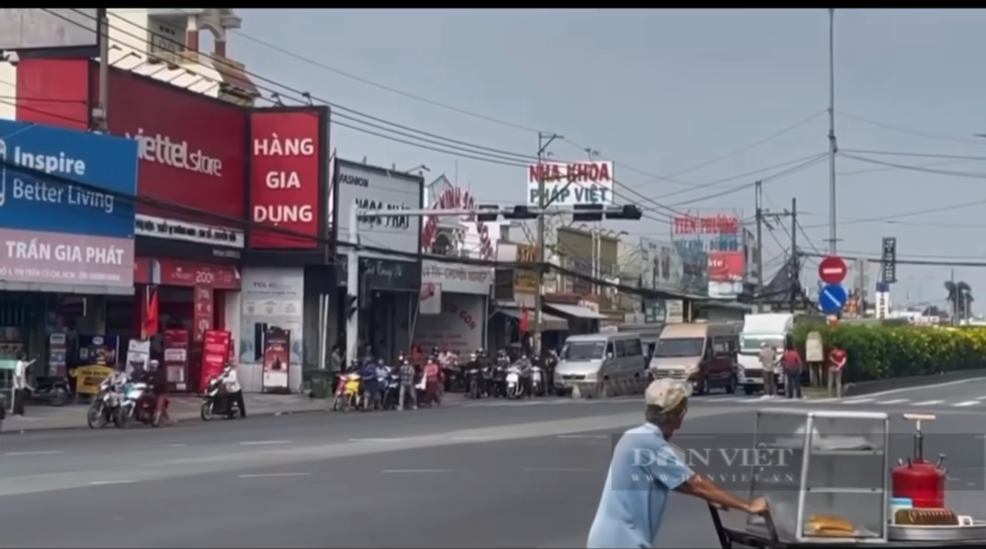 Đèn tín hiệu chập chờn gây khó khăn cho người tham gia giao thông ở TP.HCM - Ảnh 2.